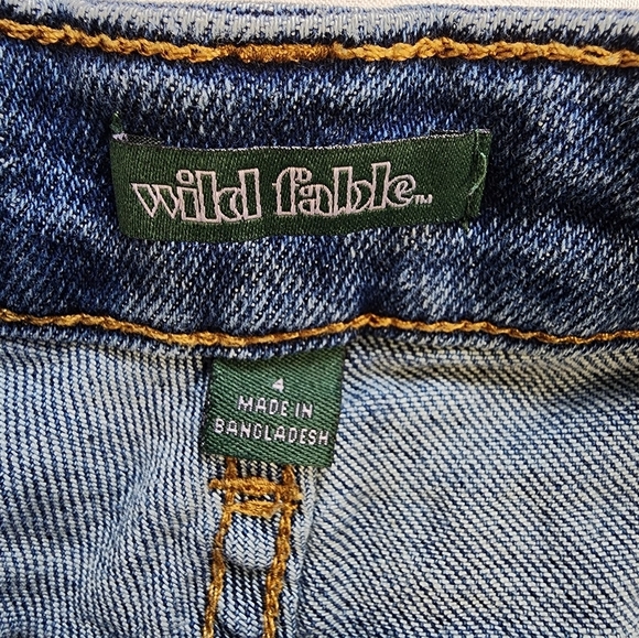 Wild Fable Women's Denim Blue Jeans Frayed Hem Shorts High Rise Mom Jeans, sz 4 - Picture 2 of 9